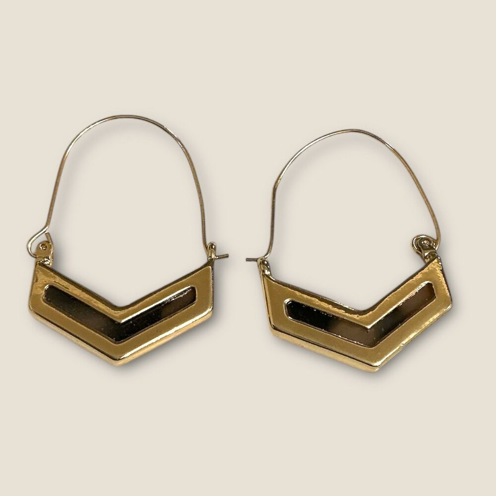 Chevron Hoop Earrings Gold & Black  Faux Tortoise Shell Design Lightweight Fashi - Picture 2 of 3